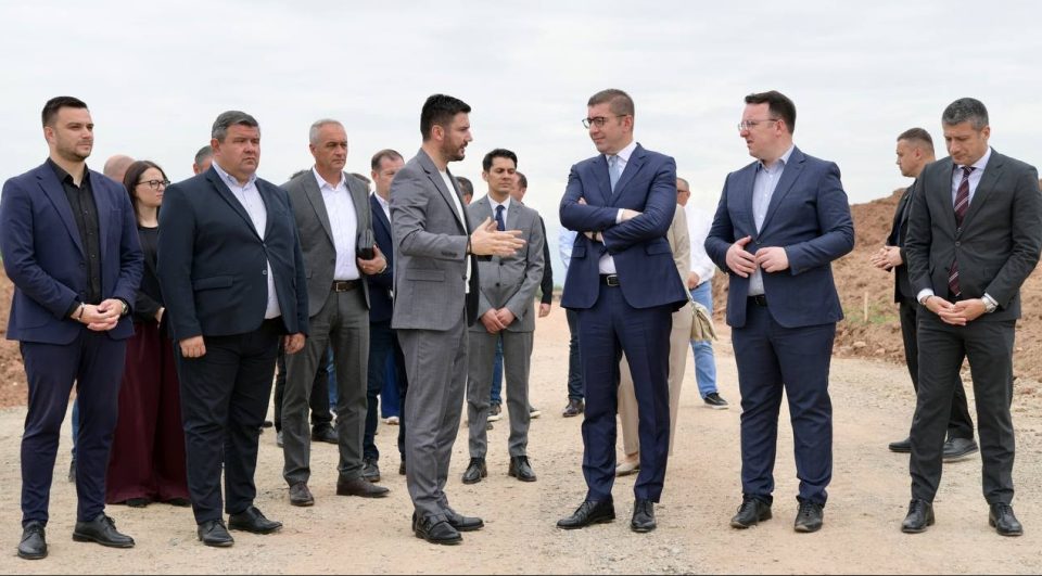 Премиерот во Штип најави три инвестици и над 1000 нови вработувања