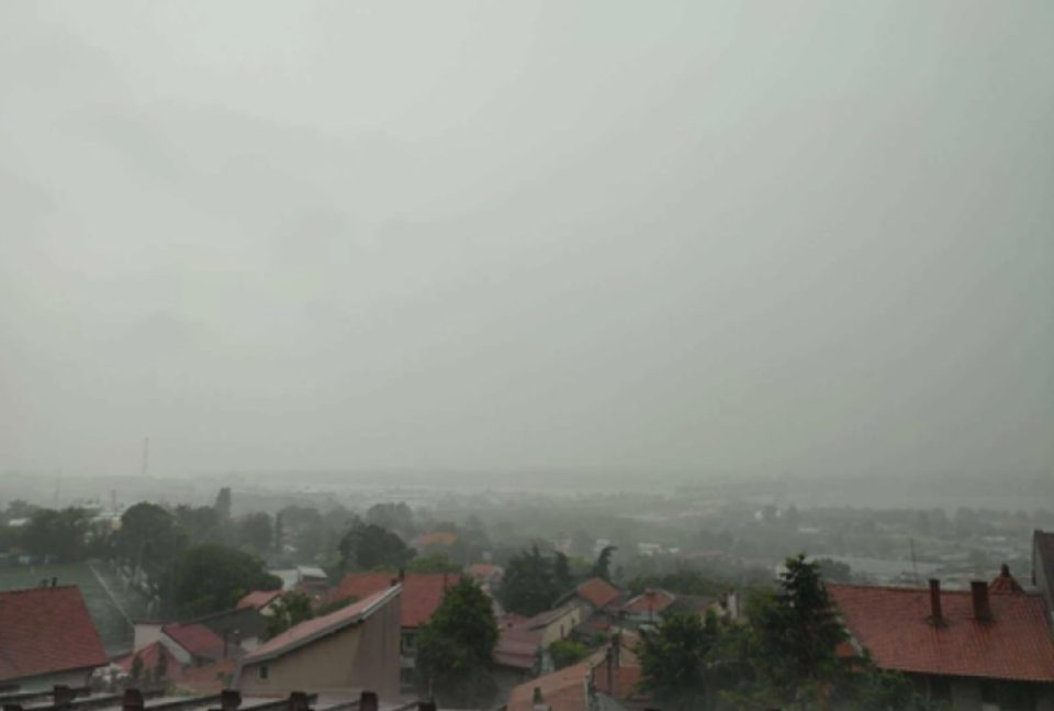 Силно невреме го зафати Белград, поплавени улици колапс на сообраќајот