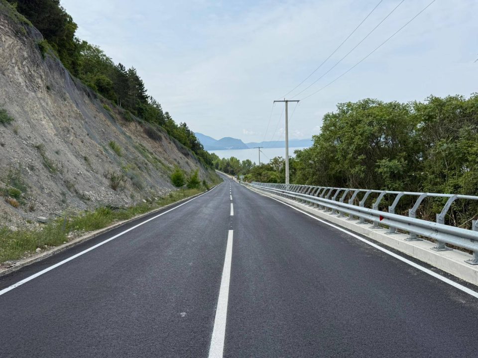 Сообраќајот на државните патишта се одвива непречено и по наместа влажни коловози