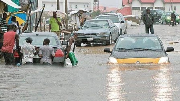 Спасувачките операции стопирани, над 200 загинати во поплавите во Нигерија