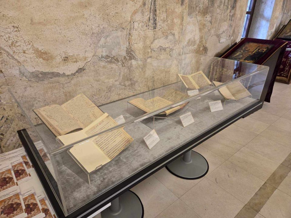ФОТО: Ексклузивна изложба на ракописи од 13 век и старопечатени книги, меѓу нив и „За Македонците работи“ на Петков Мирисков