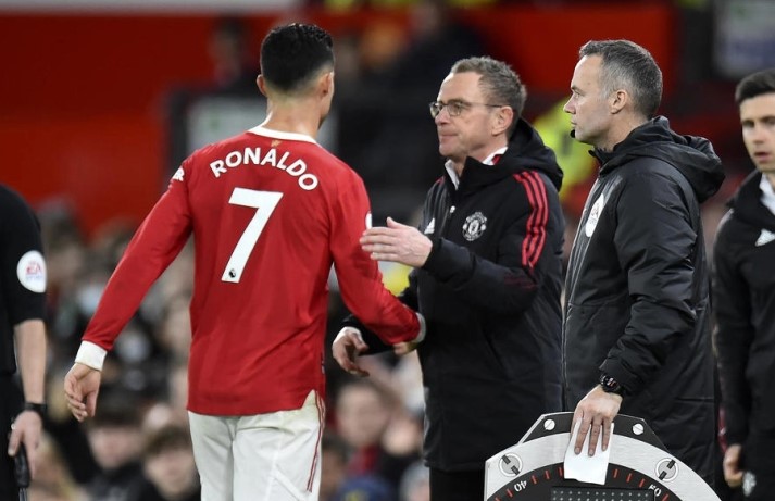 Поранешен тренер на Јунајтед го нападна клубот: Потрошија 750 милиони евра за играчи, а се во многу полоша состојба отколку што беа тогаш