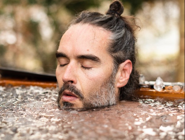 Расел Бренд обвинет за пет сексуални прекршоци, судењето почна