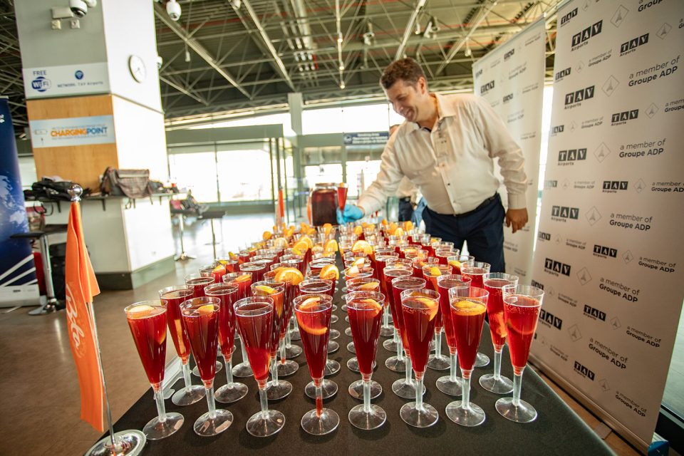 ФОТО: Со музика и сангрија испратени патниците на првите летови за Барселона и за Лион