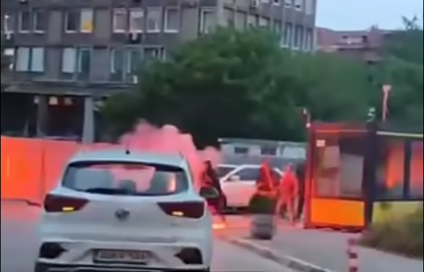 Навивачи со палки и факели нападнаа матуранти (ВИДЕО)