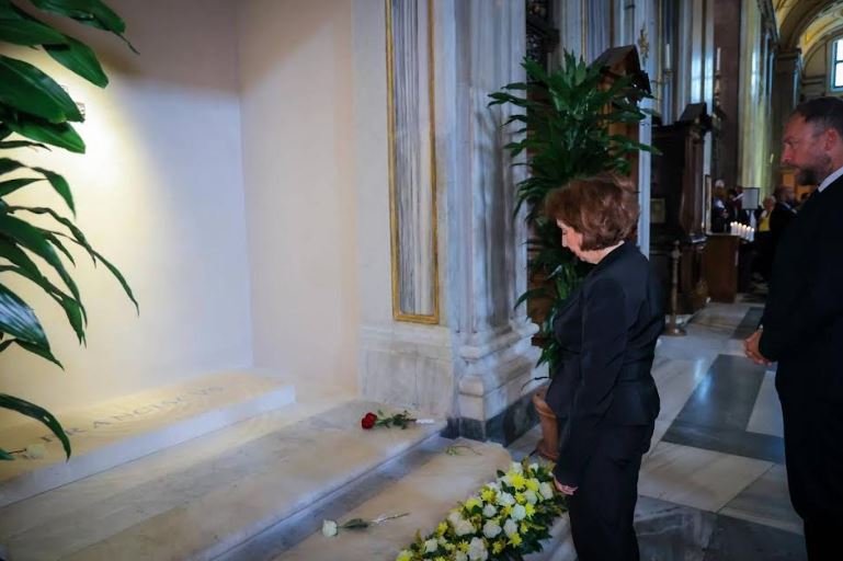 Сиљановска-Давкова ја посети базиликата Санта Марија Маџоре, оддаде почит и на починатиот папа Франциск