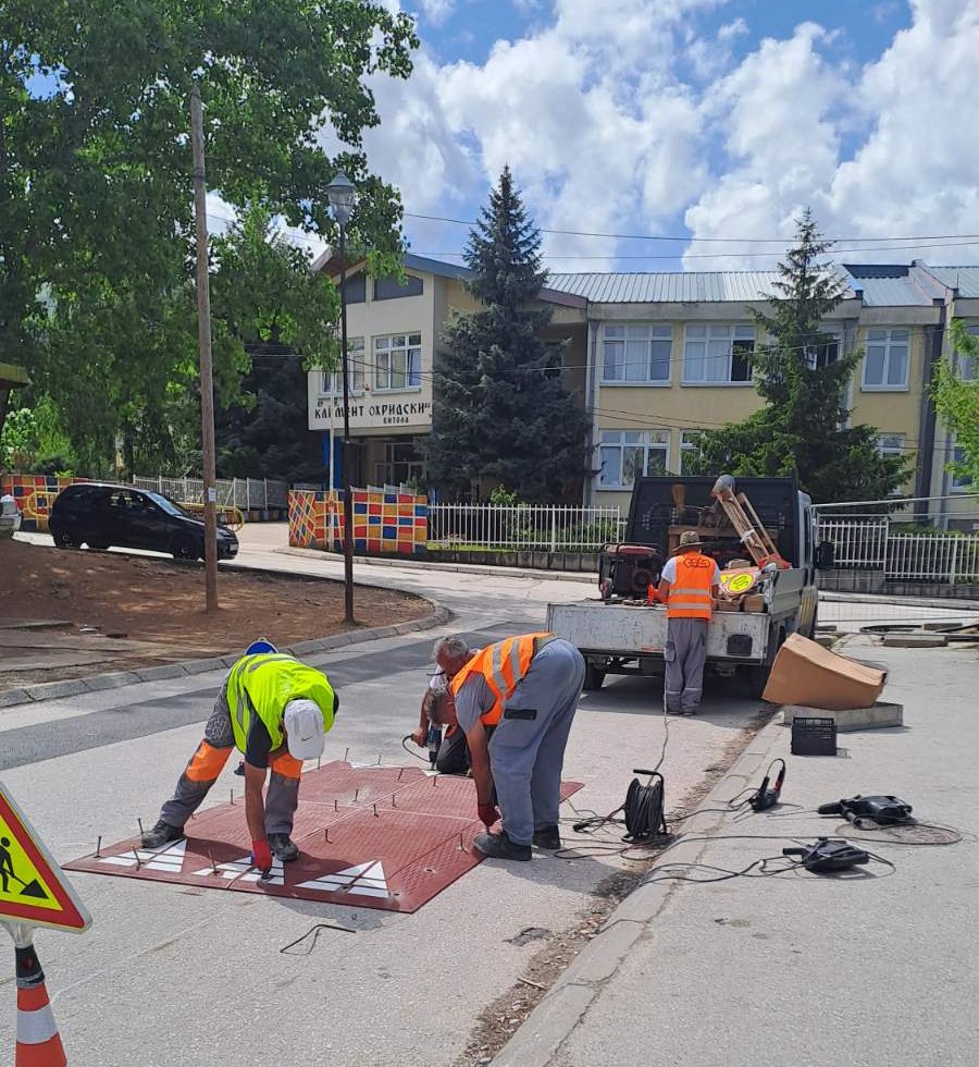 ФОТО: Се поставуваат смирувачи на сообраќајот пред 8 училишта во Битола