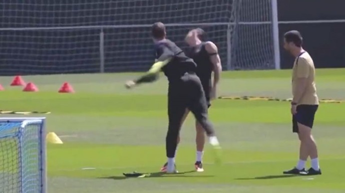 Шчесни му удри ТУПАНИЦА на Левандовски и го нокаутираше својот сонародник (ВИДЕО)