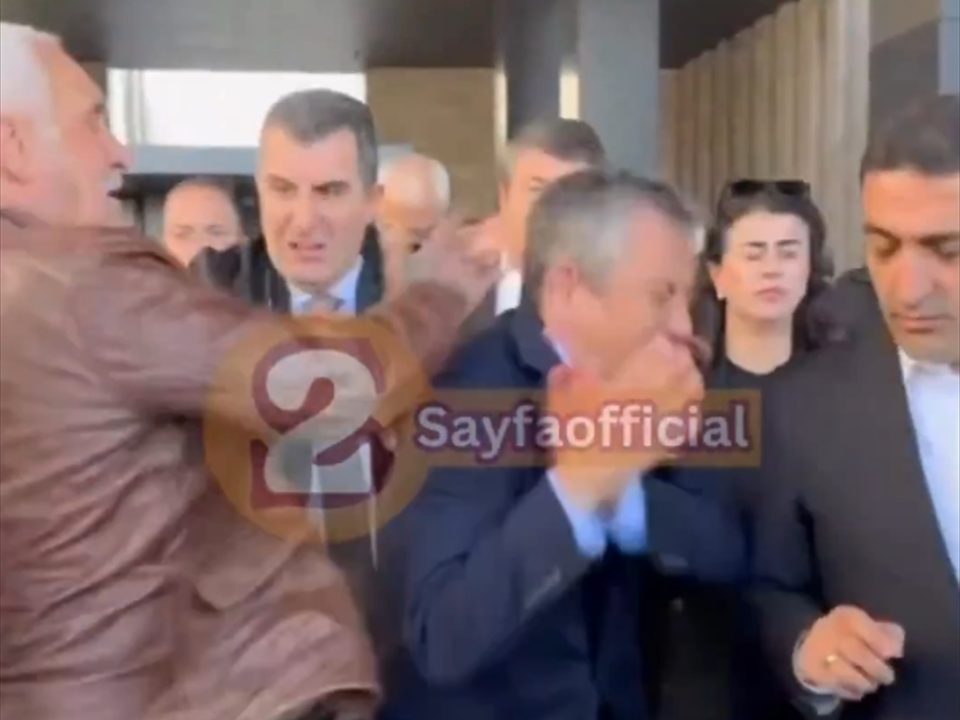 ВИДЕО: Нападнат лидерот на турската опозиција