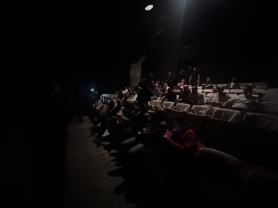 ФОТО: Затвореници од струмичкиот затвор отидоа во театар, ја проследија комедијата „Стилист“