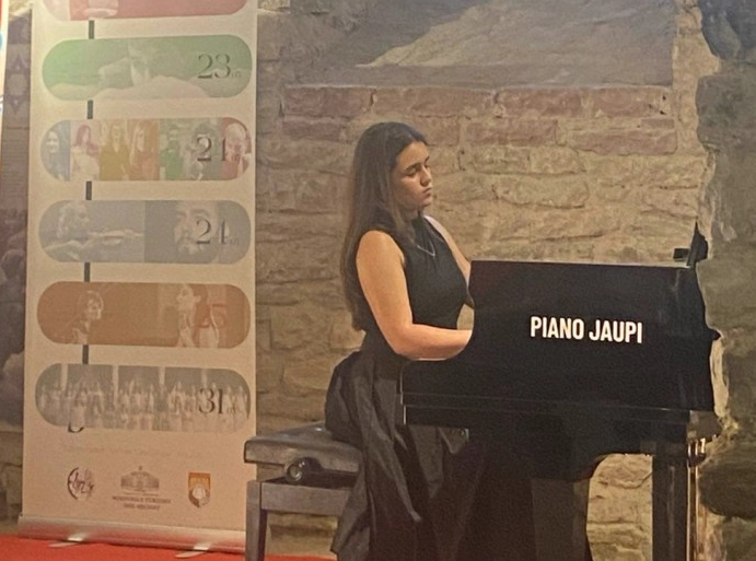 Младата пијанистка Јована Арсоска освои две награди на Меѓународен натпревар во Албанија