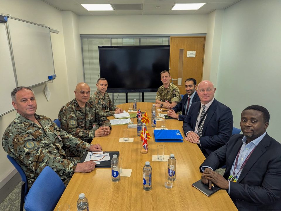 Началникот на Генералштабот на Армијата на конференција за копнено војување во Лондон