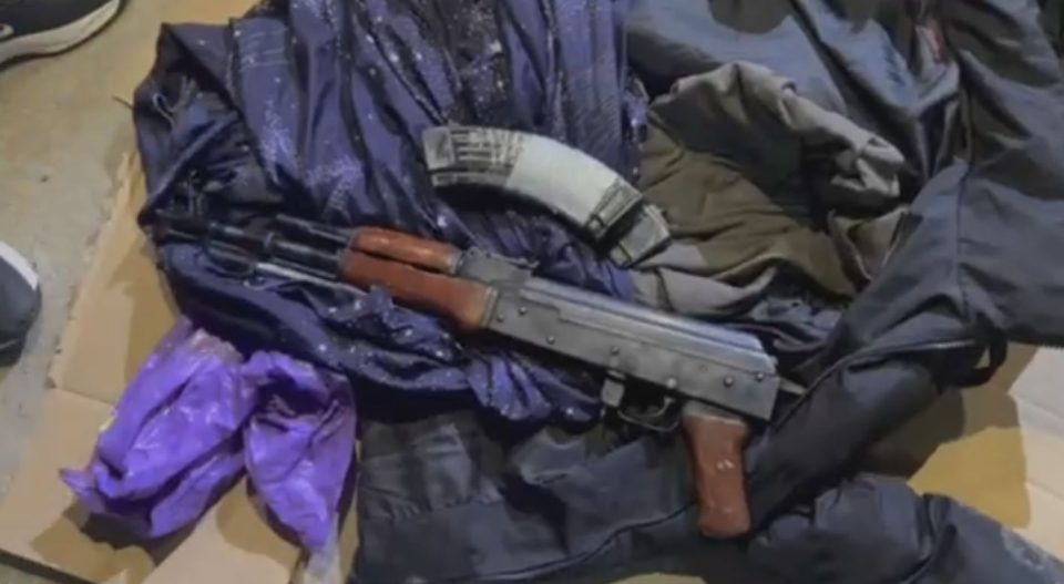 Во дом во Скопје пронајдено оружје и дрога