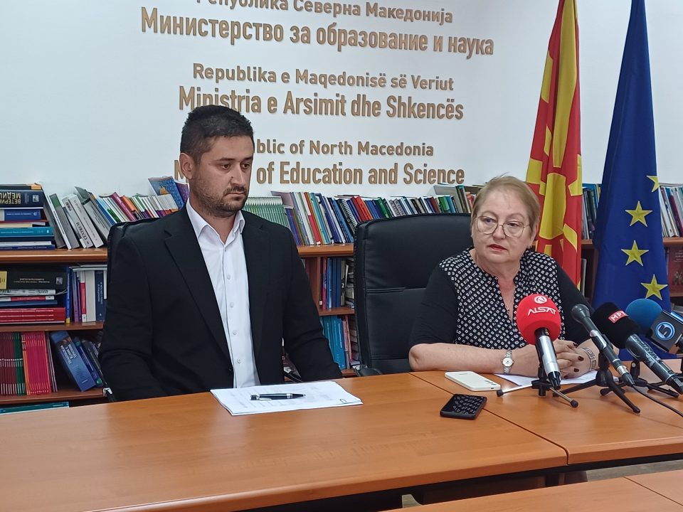 МОН ќе ги замени старите учебници до први септември