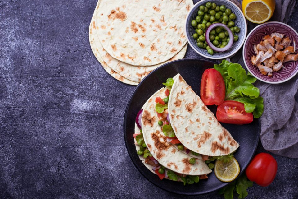 ТОРТИЉА СО ГРАШОК И ЗЕЛЕНЧУК Сочна, посна и вкусна