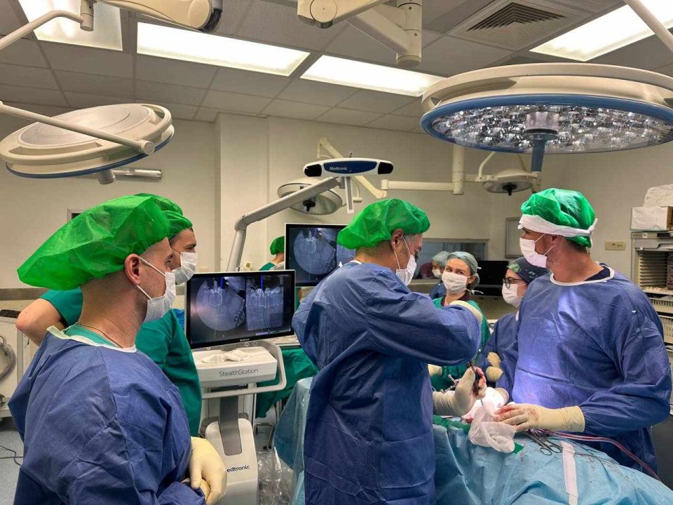 Сигурност при операција и нула грешка: За првпат во Македонија донесен систем за навигација на Трауматологија за лекување болести на ’рбетен столб