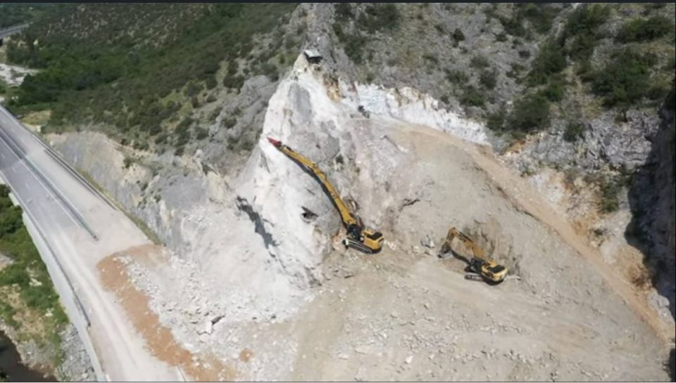 Се отстрануваат опасни карпи на експресниот пат Фариш-Дреново