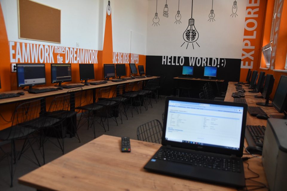 ​ Ѓорѓиевски: Нов кабинет по информатика и заштитни очила за дечињата од ООУ ,,Кузман Јосифовски Питу”