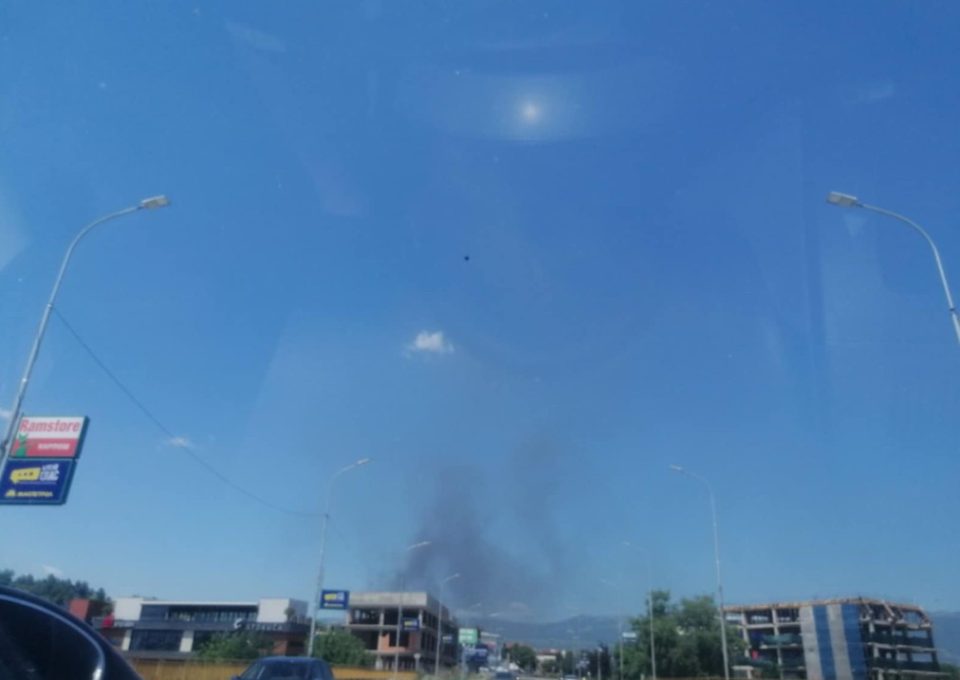 Црн и густ чад се издигнува кај индустриската зона „Момин поток“: Граѓаните се жалат дека ова често се случува! (ФОТО)