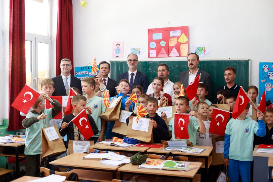 Посета на вицепремиерот Стоилковиќ на подрачните училишта во Бучим и Тополница