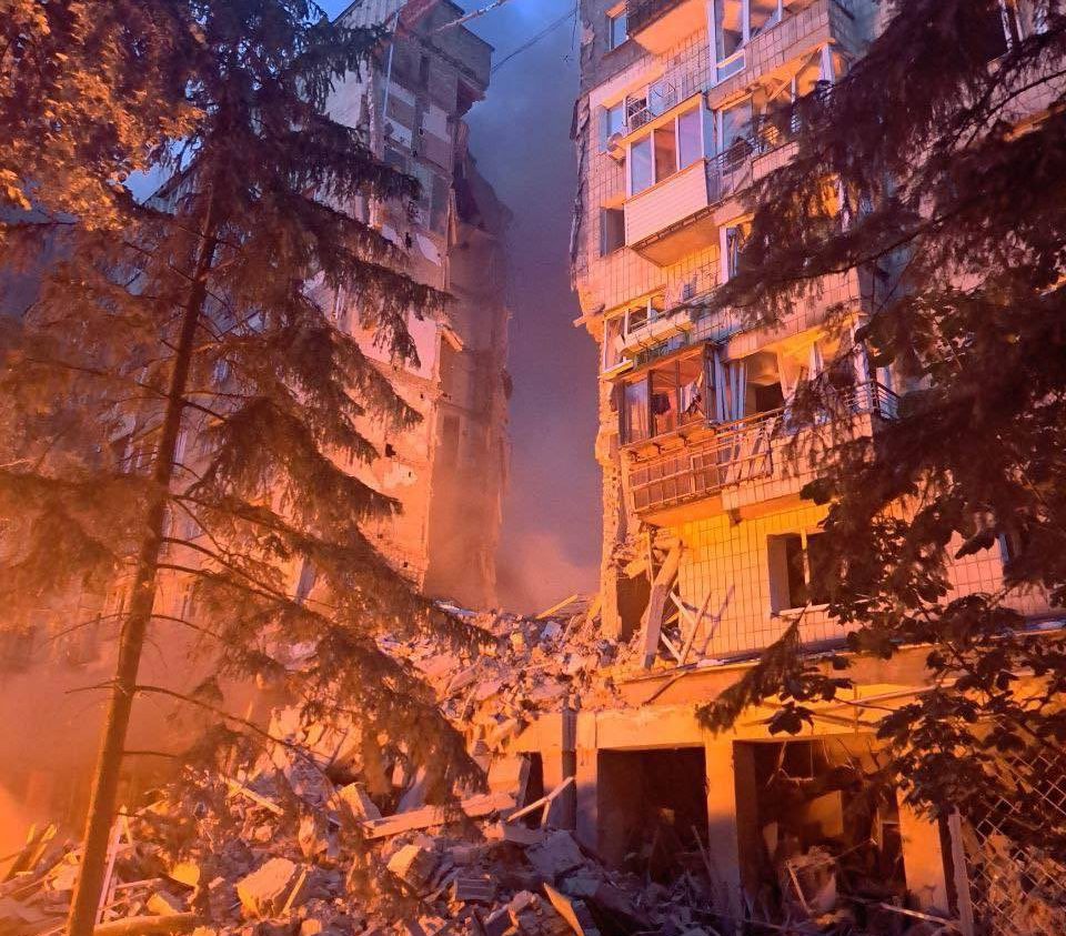 ВИДЕО: Погледнете како камикази дронови се уриваат во станбени згради во Киев