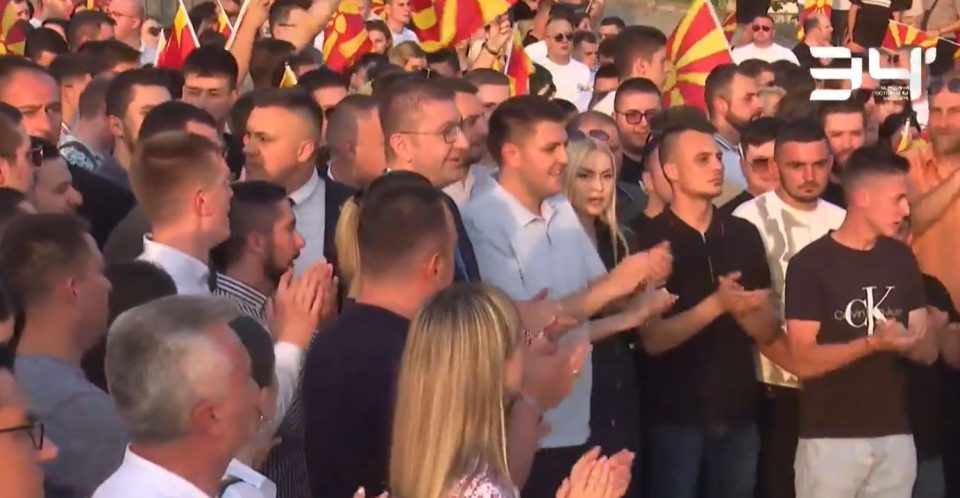 Мицкоски: Вие сте генерацијата што ќе ја движи Македонија напред