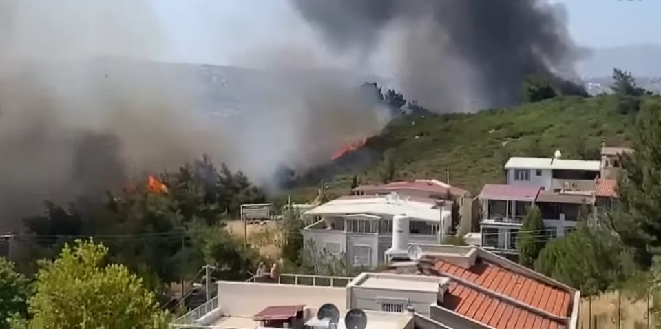 ВИДЕО: Голем пожар во турција, пламенот стигна до куќите