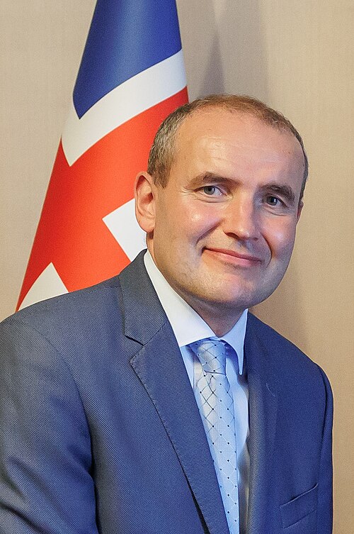 Поранешниот претседател на Исланд, Јоханесон работи како туристички водич