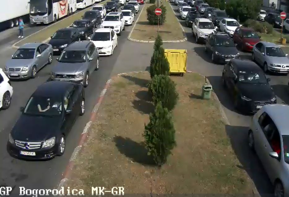 Колони возила на „Богородица“, задржување за излез од Македонија