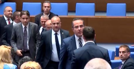 ВИДЕО: Бугарски пратеници се степаа по одлуката за преминување на евро