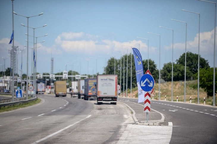 Од утре: Летен времен режим на сообраќај, се забранува движење на тешки товарни возила – ова се деталите