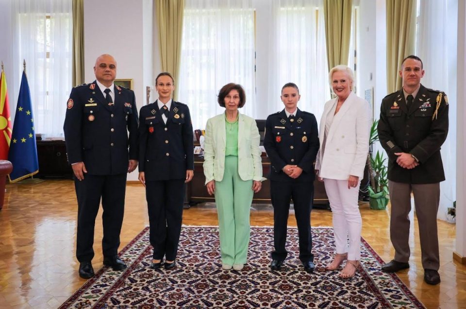 Сиљановска-Давкова прими припаднички на Армијата кои успешно завршија обука во САД