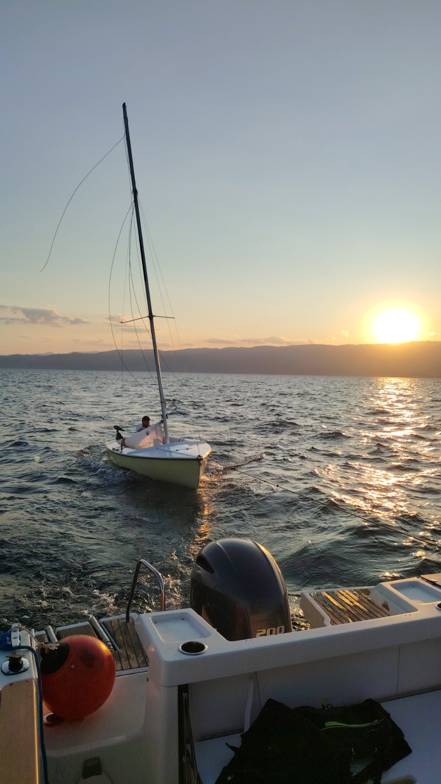 Драма во Охридското езеро: Спасени четири лица откако им се скршил дел од едрилицата (ФОТО)