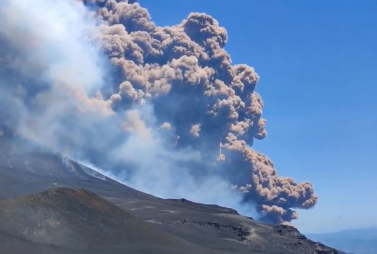ВИДЕО: Туристите избегаа, Етна еруптираше