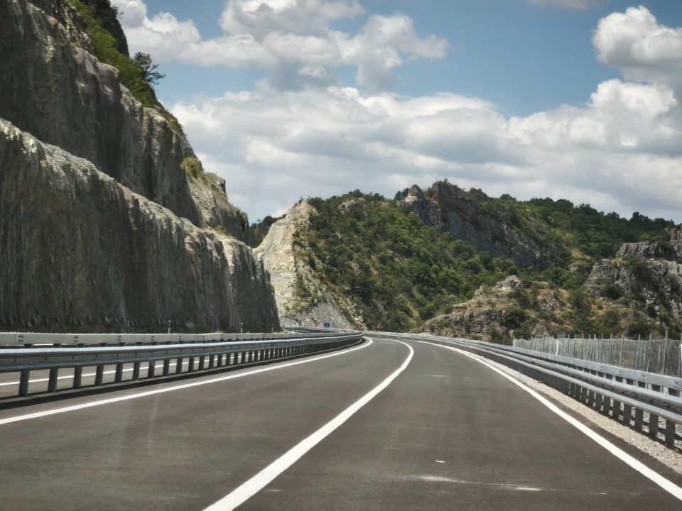 Од понеделник времен режим на сообраќај на патот Градско – Дреново поради изградба на клучката Дреново