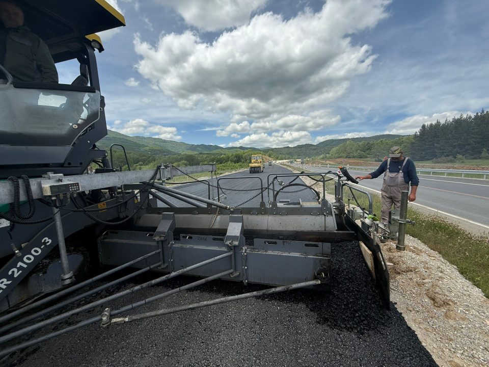 ЈПДП: Нема отстапки од планираниот период за пуштање на дел од автопатот Кичево-Охрид