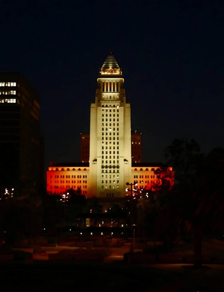 Градското собрание на Лос Анџелес осветлено во боите на македонското знаме во сеќавање на жртвите од трагедијата во Кочани