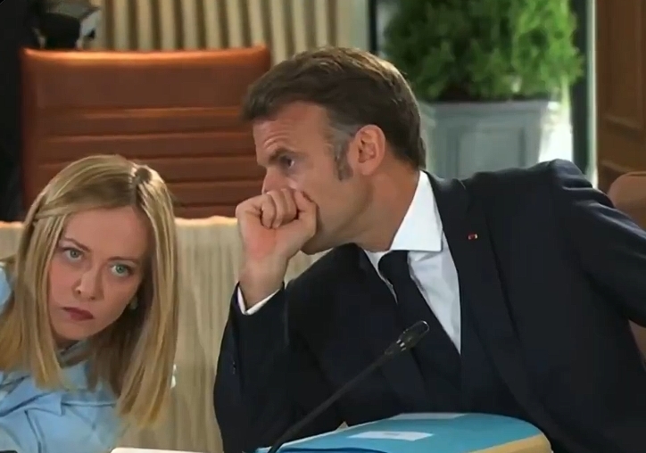 Лидерите повторно во центар на вниманието: Што ѝ шепна Макрон на Мелони?