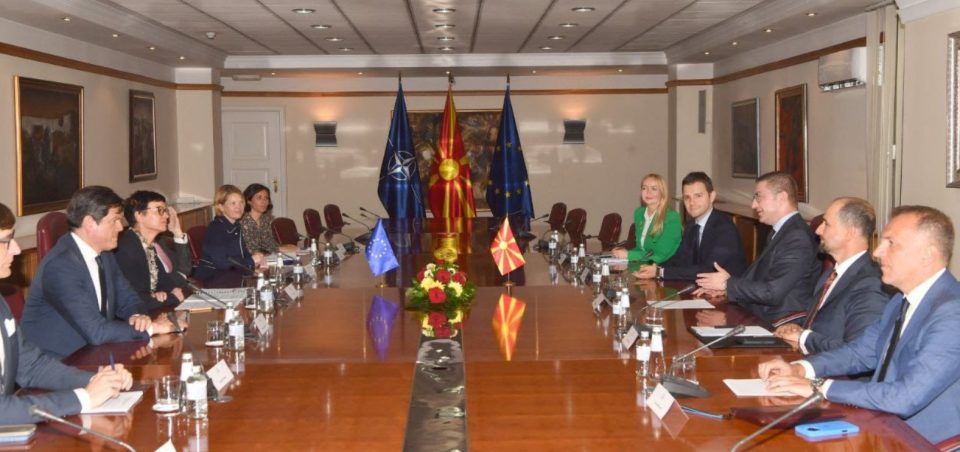 Средба на премиерот Мицкоски со еврокомесарката за проширување, од Владата открија детали