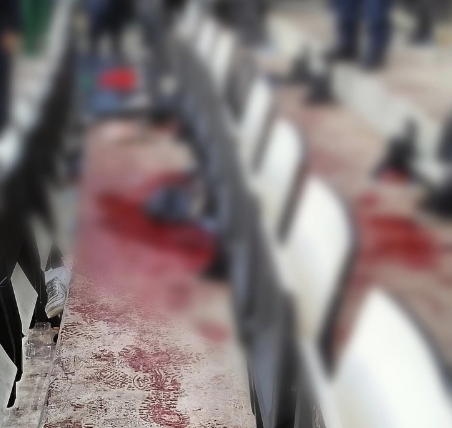 НЕСРЕЌА: Тројца навивачи загинаа, над 70 се повредени при пад од трибина