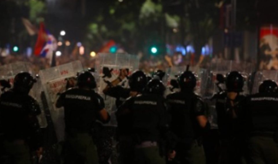 Илјадници луѓе протестираат пред Палатата на правдата во Белград