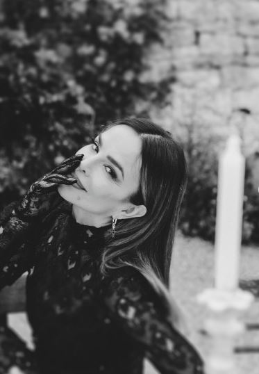 ФОТО: Северина во чипка од глава до пети, провиден фустан и елегантни ракавици