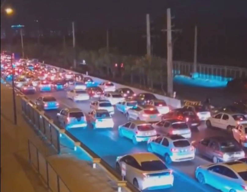 Иранците масовно го напуштаат Техеран, редици на бензинските пумпи (ВИДЕО)