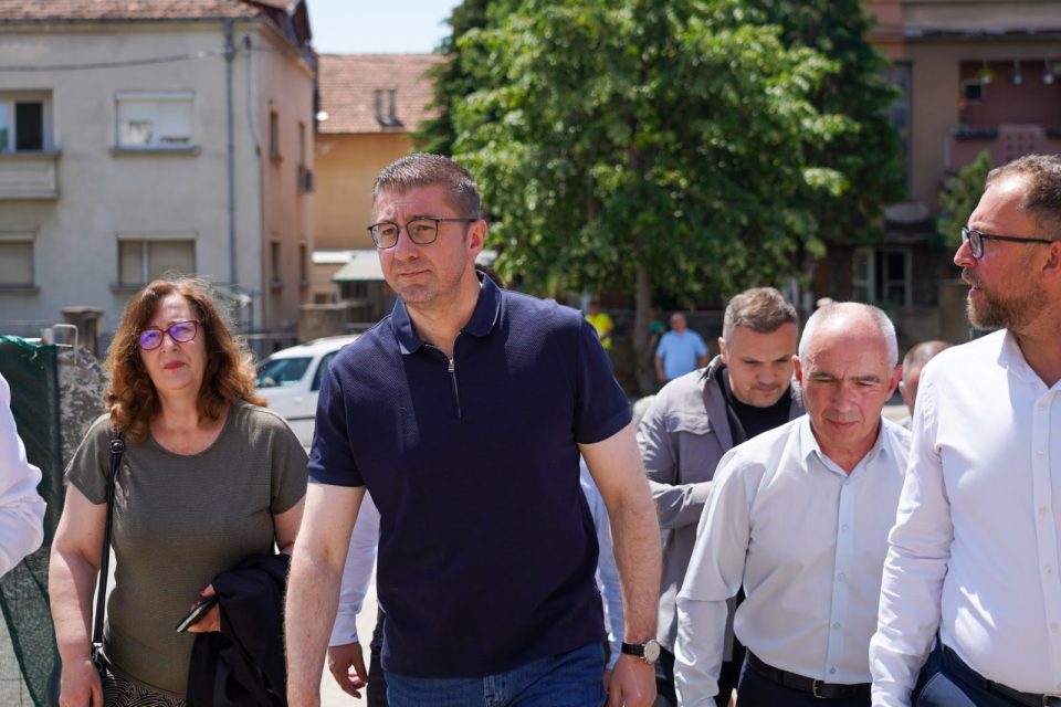 ВМРО-ДПМНЕ е најдржавната и најголемата политичка партија во Македонија, мора така да се однесуваме