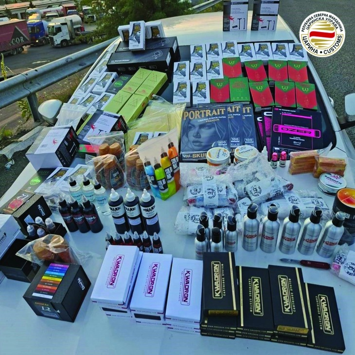 На Богородица и Меѓународен аеродром Скопје спречени обиди за шверц на цигари и тутун, над пет илјади алатки за тетовирање