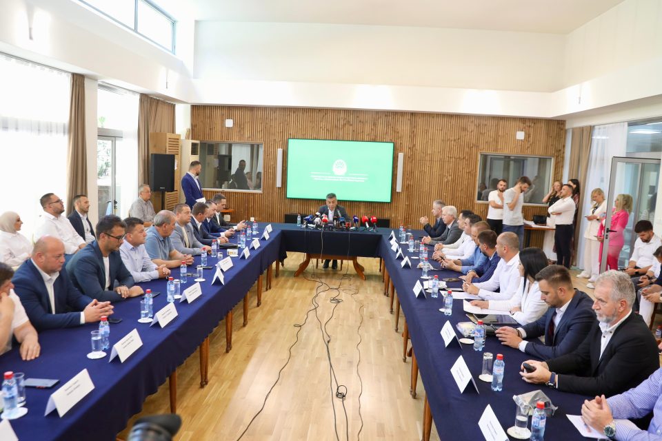 Министерството за животна средина потпиша договори со 33 општини за реализација на проекти за канализациска мрежа и водовод