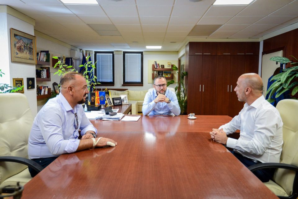 Тошковски ќе го награди полицискиот службеник кој спречи девојка да скокне и да си го одземе животот