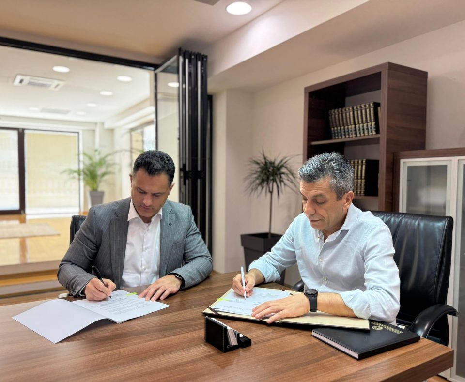 Министерот Меџити и градоначалникот Сејдиу потпишаа договор за уредување на речно корито во Желино