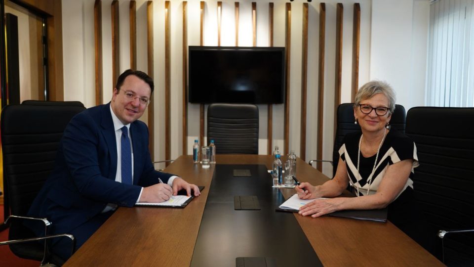 Вицепремиерот Николоски го потпиша Договорот за грант средства со Европската банка за обнова и развој