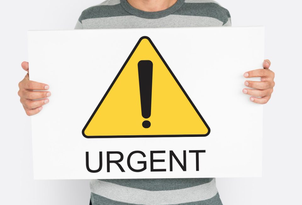 Доколку видите автомобил со бел пешкир на ретровизорот, веднаш запрете: Многу од возачите не го знаат значењето, а тоа е…